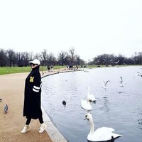 Syahrini termasuk salah satu artis Indonesia penggemar merek Off-White yang didirikan oleh desainer dan juga DJ, Virgil Abloh. Saat travelling ke London pada awal 2018 kemarin misalnya, Syahrini memakai coat wool dari Off White seharga US$ 2.280. (Foto: Instagram)