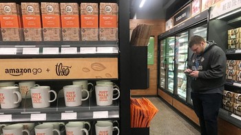 Swalayan yang berada di Seattle, Amerika Serikat, itu mengandalkan kamera dari atas dan sensor di bawah rak untuk melacak barang-barang yang diambil oleh para pembeli secara tepat. Begitupun saat mereka menaruhnya kembali bisa terlacak. (Foto: Reuters)
