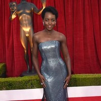 Penampilan Lupita Nyongo juga jarang mengecewakan. Dalam acara yang diselenggarakan di Los Angeles, AS itu, Pemain film Star Wars itu tampak memukau dengan tube dress silver berdetail bulu-bulu. Gaun couture tersebut merupakan keluaran Ralph & Russo. Foto: Getty Images