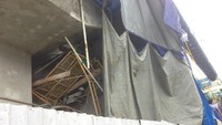 Foto: Garis polisi terlihat membentang di area girder tersebut.  Fotografer: Ibnu Hariyanto/detikcom