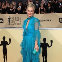 Entah apa alasan Molly Sims memadukan gaun biru koralnya dengan sepatu satin berwarna ungu neon. (Foto: Getty Images)