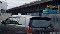 Taufik memperkirakan pria tersebut berumur 25 tahun. Taufik menduga pria tersebut loncat dari flyover karena mengalami stres. (Eva Safitri/detikcom)
