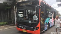 Bus Tanah Abang Explorer masih tetap beroperasi melayani masyarakat yang hendak menelusuri kawasan tersebut.