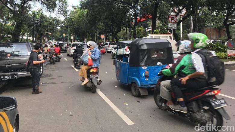 Demo Sopir Angkot depan DPRD DKI Bubar, Lalin Kembali Normal Demo Sopir Angkot depan DPRD DKI Bubar, Lalin Kembali Normal