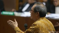 Berbagai jawaban lupa itu disampaikan Made Oka ketika ditanya asal usul uang yang masuk ke rekening OCBC miliknya di Singapura. Made Oka mengaku tak tahu tentang transfer uang masuk itu.