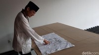 Wagub DKI Sandiaga Uno sempat menjelaskan konsep coworking space tersebut kepada detikcom pada Senin (22/1) lalu. Dia menunjukkan denah konsep ruangan. (Foto: Elvan Dany Sutrisno/detikcom)