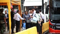 Penumpang yang ingin naik TransJakarta Explor harus mengambil tiket gratis.