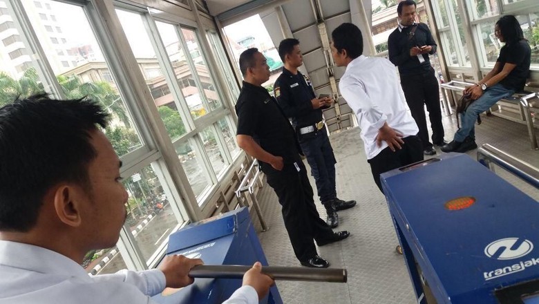 Fasilitas Halte TransJakarta ITC Mangga Dua Dirusak Orang Fasilitas Halte TransJakarta ITC Mangga Dua Dirusak Orang