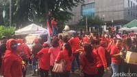 Massa juga sempat berjoget di depan Kompleks DPRD DKI Jakarta.