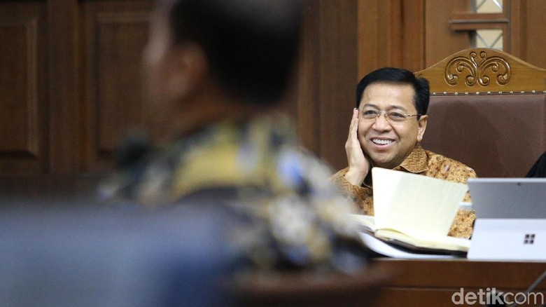 Buku Hitam dan Tulisan Novanto soal Anggota DPR Penerima Duit e-KTP Buku Hitam dan Tulisan Novanto soal Anggota DPR Penerima Duit e-KTP