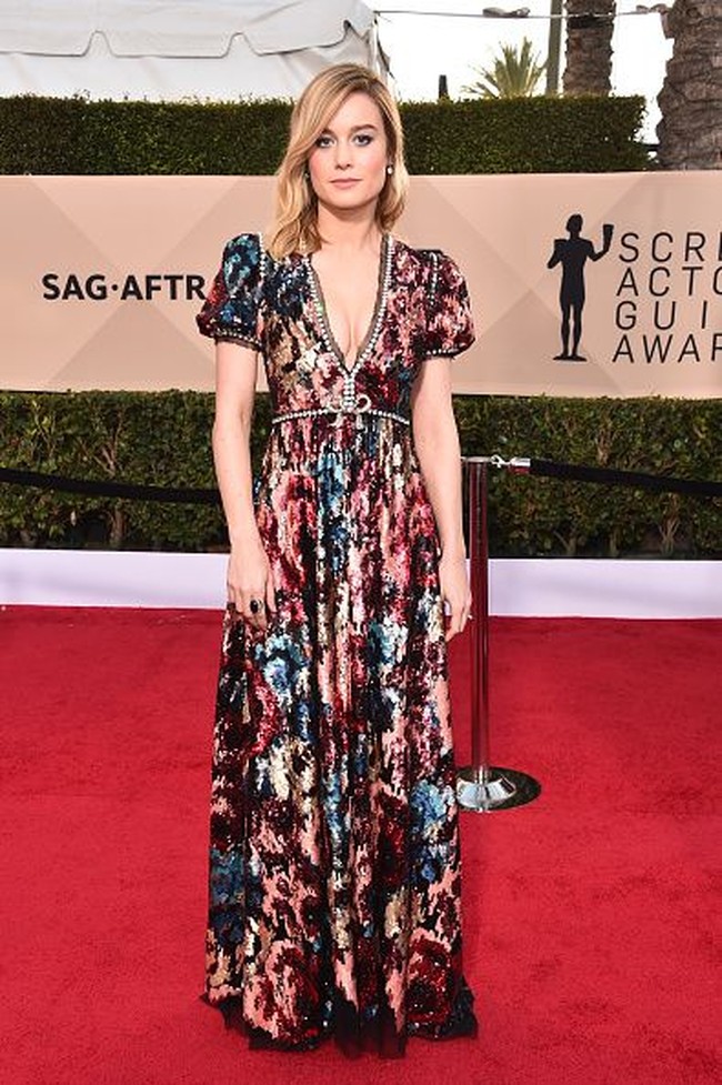 Brie Larson memilih gaun Gucci yang dibuat custom pada acara SAG Awards 2018. Seperti aktris berbusana terbaik sebelumnya, gaun itu juga punya aksen sequin yang membuat Brie semakin bersinar. Motif floral tak biasa pun menambah daya tarik dress keluaran Gucci tersebut. Foto: Getty Images