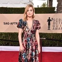 Brie Larson memilih gaun Gucci yang dibuat custom pada acara SAG Awards 2018. Seperti aktris berbusana terbaik sebelumnya, gaun itu juga punya aksen sequin yang membuat Brie semakin bersinar. Motif floral tak biasa pun menambah daya tarik dress keluaran Gucci tersebut. Foto: Getty Images