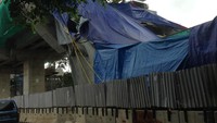 Foto: Akibat robohnya beton LRT itu lima orang kini dirawat di rumah sakit. Fotografer: Ibnu Hariyanto/detikcom