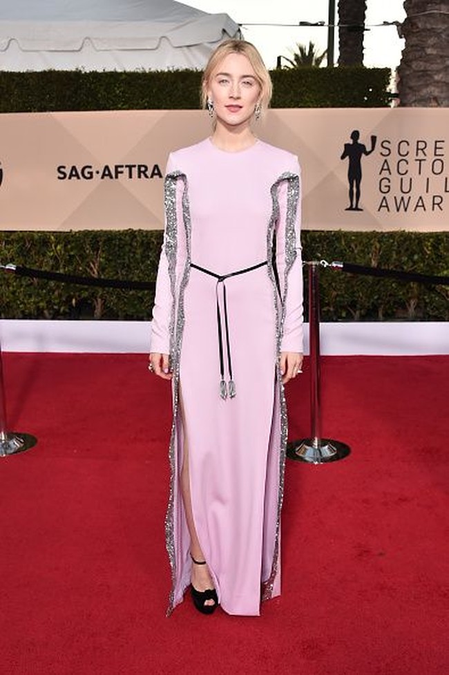 Kehadiran Saoirse Ronan cukup ditunggu di ajang SAG Awards 2018. Pemain film Lady Bird itu pun tak tampil mengecewakan. Ia terlihat menawan mengenakan dress Louis Vuitton. Ikat pinggang pita dengan aksen tassel membuat dress itu simpel tapi menarik. Foto: Getty Images