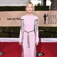 Kehadiran Saoirse Ronan cukup ditunggu di ajang SAG Awards 2018. Pemain film Lady Bird itu pun tak tampil mengecewakan. Ia terlihat menawan mengenakan dress Louis Vuitton. Ikat pinggang pita dengan aksen tassel membuat dress itu simpel tapi menarik. Foto: Getty Images