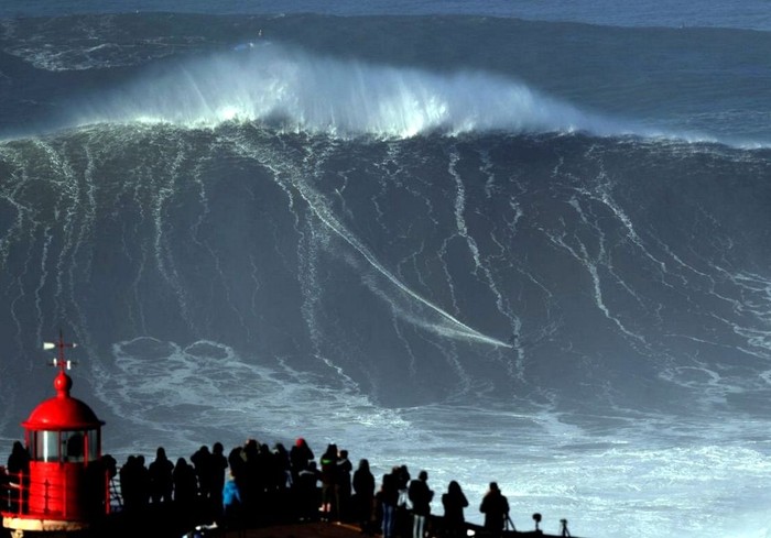 Ombak monster di Nazare, Portugal