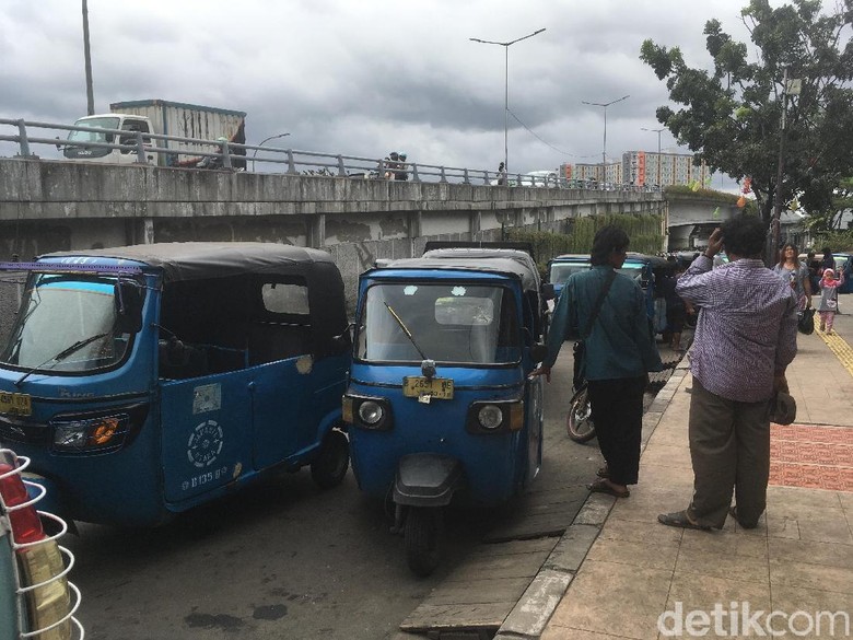 Angkot Tanah Abang Mogok, Bajaj Raup Untung Angkot Tanah Abang Mogok, Bajaj Raup Untung