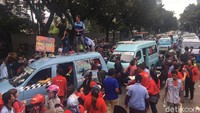 Sopir angkot Tanah Abang blokir Jalan Kebon Sirih, Jakpus. Mereka memindahkan angkotnya ke tengah jalan.