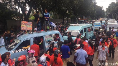 Foto: Sopir Angkot Tanah Abang Memblokir Jalan Kebon Sirih