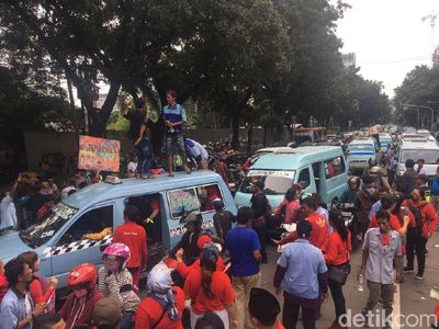 Foto: Sopir Angkot Tanah Abang Memblokir Jalan Kebon Sirih