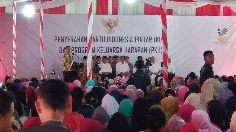 Jokowi dan Idrus Marham Bagi-bagi KIP dan PKH di Palembang Jokowi dan Idrus Marham Bagi-bagi KIP dan PKH di Palembang