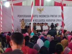 Jokowi dan Idrus Marham Bagi-bagi KIP dan PKH di Palembang