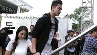 Ia tampak menggandeng Natasha saat hendak menaiki panggung.