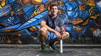 Petenis Argentina, Diego Schwartzman, berpose di Hosier Lane di Melbourne, gang yang penuh dengan grafiti pada hari keenam Australia Terbuka. (Vince Caligiuri/Getty Images)