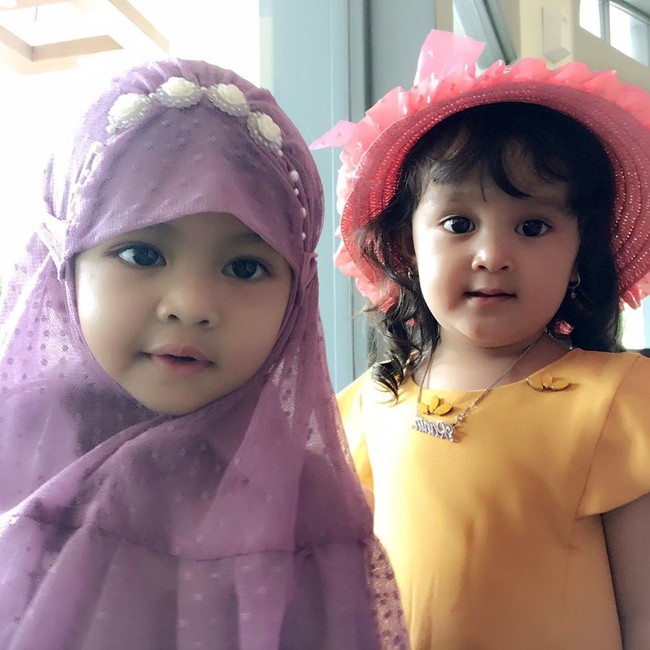 Playdate bersama Rania, Sabil tetap memakai hijab. Jilbab berwarna ungu tampak sangat imut dipakai Sabil. Foto: Instagram