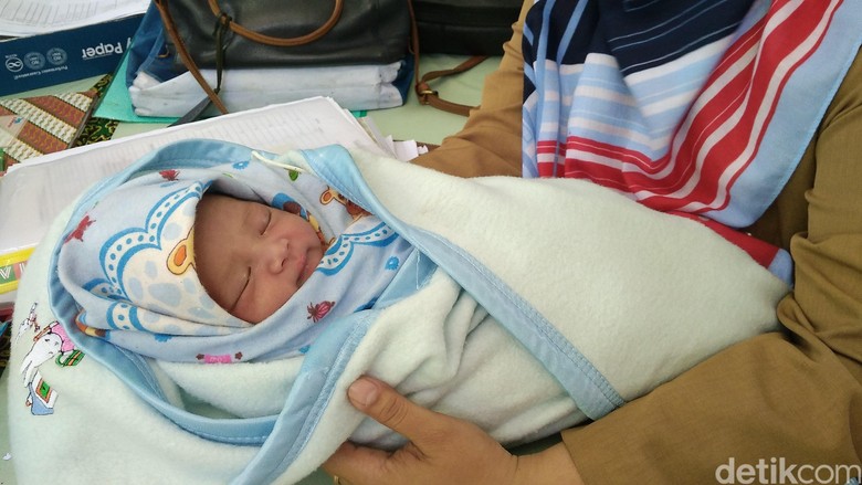 Warga Cirebon Temukan Bayi Lucu Ini di Tempat Sampah Warga Cirebon Temukan Bayi Lucu Ini di Tempat Sampah