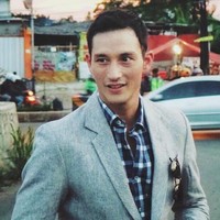 Selanjutnya ada Mike Lewis yang merupakan pria berkebangsaan Kanada. Mike sendiri memiliki darah blasteran Kanada, Tionghoa, dan Malaysia dari orangtuanya. Pada tahun 2010 Mike Lewis sempat menikah dengan artis cantik Tamara Bleszynski. Dari pernikahan tersebut keduanya telah dikaruniai seorang anak laki-laki. Sayangnya pernikahan tersebut berujung perceraian dan kini Mike telah menikah lagi dengan seorang wanita bernama Janisaa Pradja. Foto: Instagram