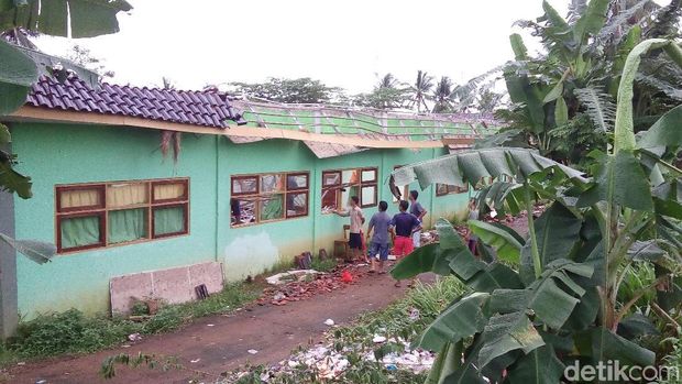 Gedung Sekolah di Jepara Roboh Diterjang Angin, Sejumlah Siswa Luka