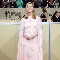 Mungkin Laura Linney ingin mengulang momen Gwyneth Paltrow dan Lupita Nyongo yang pernah memukau dengan gaun bersayap (cape). Namun siluet gaun pilihannya kurang membentuk tubuhnya. (Foto: Getty Images)