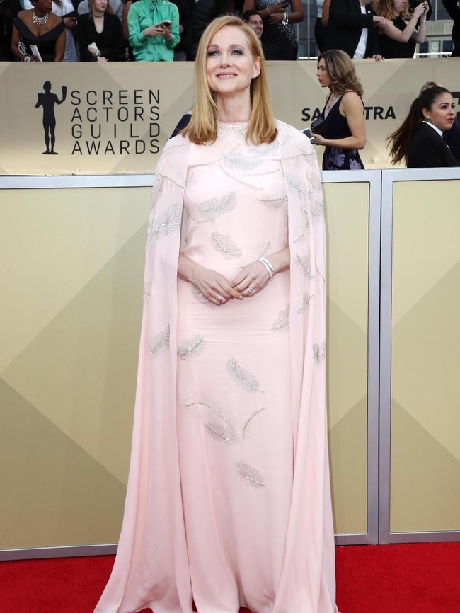 Mungkin Laura Linney ingin mengulang momen Gwyneth Paltrow dan Lupita Nyongo yang pernah memukau dengan gaun bersayap (cape). Namun siluet gaun pilihannya kurang membentuk tubuhnya. (Foto: Getty Images)