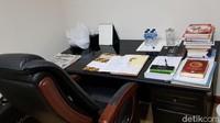 Tampak ada beberapa buku dan juga dokumen yang perlu ditandantangani di mejanya.
