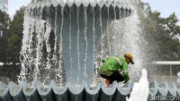 Perawatan ini agar air mancur bersih dan tidak cepat rusak.