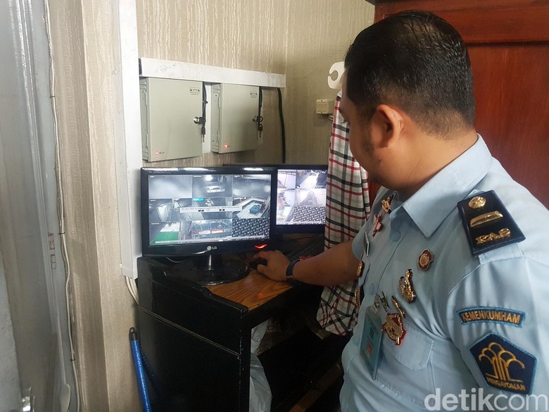 Pelempar Ganja ke Lapas Nyomplong Sukabumi Terekam CCTV Pelempar Ganja ke Lapas Nyomplong Sukabumi Terekam CCTV
