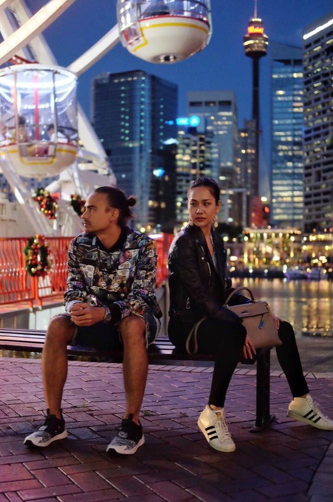 Penampilan Ashraf Sinclair dengan tatanan rambut man bun atau cepol itu jadi terlihat lebih macho.  Foto: Instagram