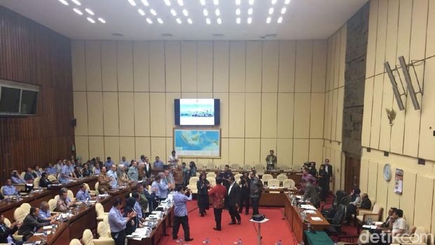 Susi Pudjiastuti dapat ucapan selamat dari anggota Kom. IV DPR