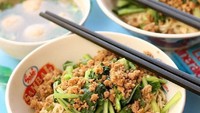Yang ini mie ayam Surabaya dari @kuliner.sukoharjo. Daging ayamnya dicincang gaya cwie mie dan bakso plus kaldunya disajikan terpisah. Sluurp!Foto: Istimewa