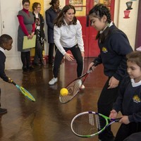 Kate bahkan menyempatkan diri untuk berolahraga bersama para murid meski sedang hamil.  (Foto: WPA Pool/Getty Images)