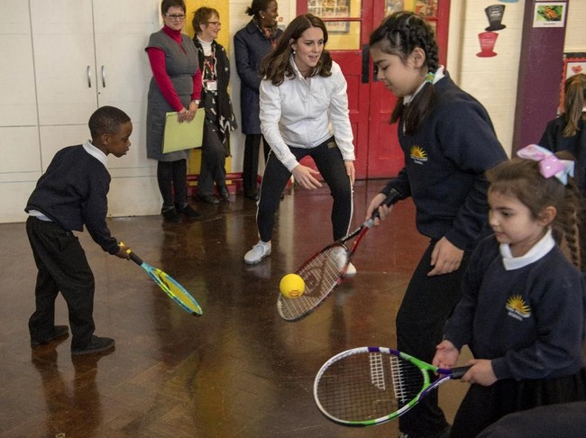 Kate bahkan menyempatkan diri untuk berolahraga bersama para murid meski sedang hamil.  (Foto: WPA Pool/Getty Images)