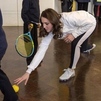 Ini Kate Middleton mencoba mengambil bola saat bermain tenis dengan anak-anak. (Foto: WPA Pool/Getty Images)