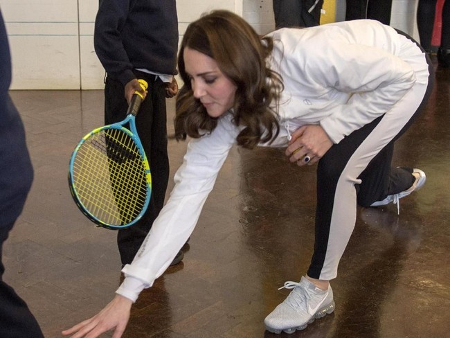 Ini Kate Middleton mencoba mengambil bola saat bermain tenis dengan anak-anak. (Foto: WPA Pool/Getty Images)