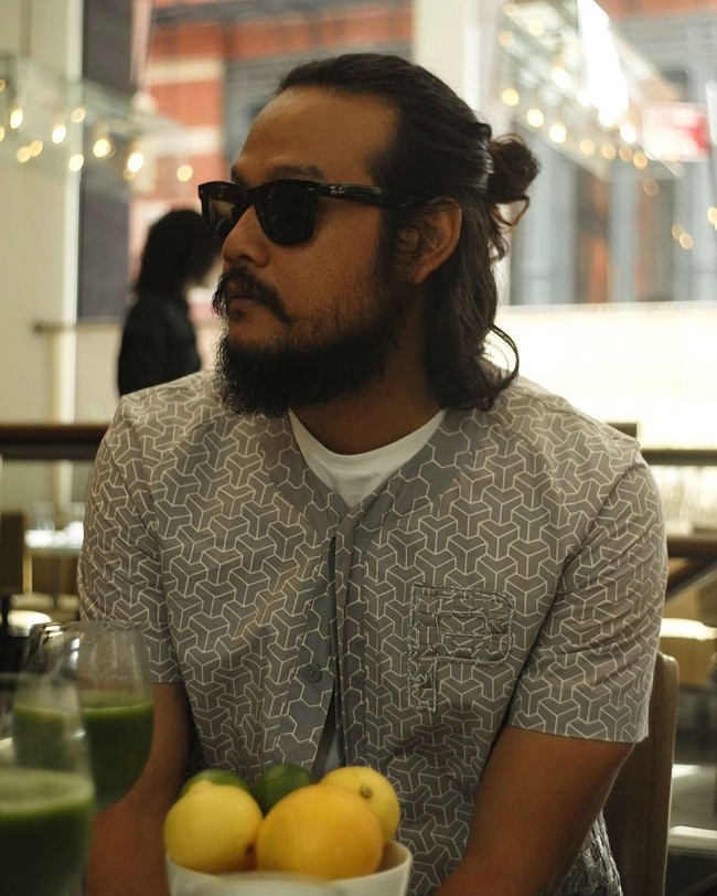 Suami Widi Mulia, Dwi Sasono juga tampil nyentrik dengan man bun. Biasanya tampilan man bun ini diikuti dengan menumbuhkan brewok sehingga tampilan lebih garang.  Foto: Instagram