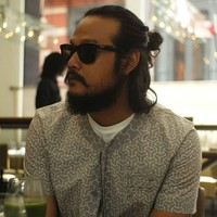 Suami Widi Mulia, Dwi Sasono juga tampil nyentrik dengan man bun. Biasanya tampilan man bun ini diikuti dengan menumbuhkan brewok sehingga tampilan lebih garang.  Foto: Instagram