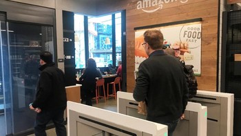 Untuk mewujudkan hal ini, Amazon rela menggelontorkan dana sebesar USD 13,7 miliar (Rp 182 triliun) untuk membeli Whole Foods Market, sebuah jaringan supermarket, pada tahun lalu. (Foto: Reuters)