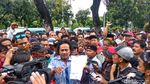 Sopir Angkot Geruduk Balai Kota DKI, Protes Penutupan Jalan