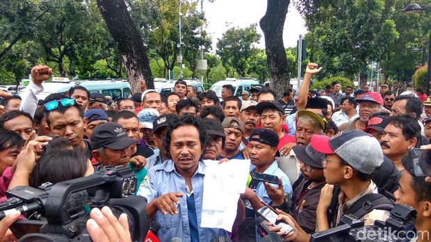Sopir Angkot Trayek Tanah Abang Demo di Balai Kota DKI Jakarta