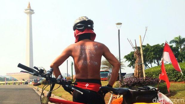 Aksi Bilal gowes sambil kampanye antinarkoba di Jakarta. 